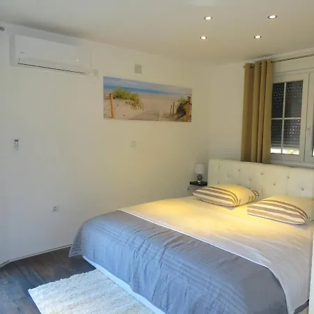 빌라 Holiday House Viktoria With Pool For 14 People *