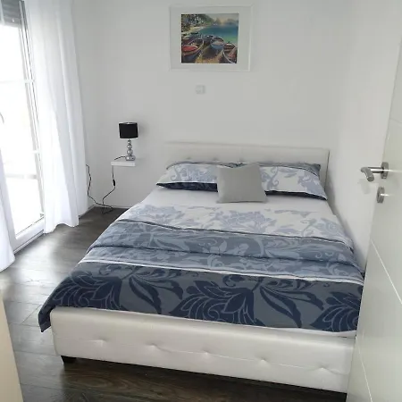 Holiday House Viktoria With Pool For 14 People * 야세니스