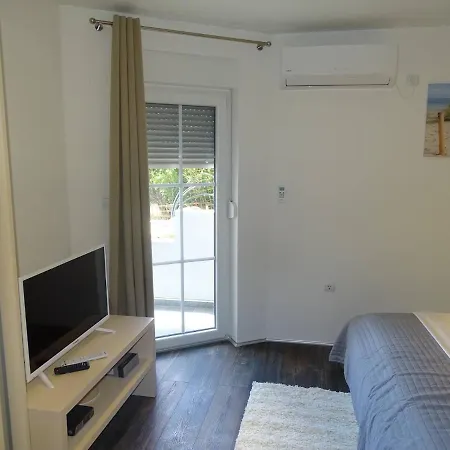 Holiday House Viktoria With Pool For 14 People * 야세니스