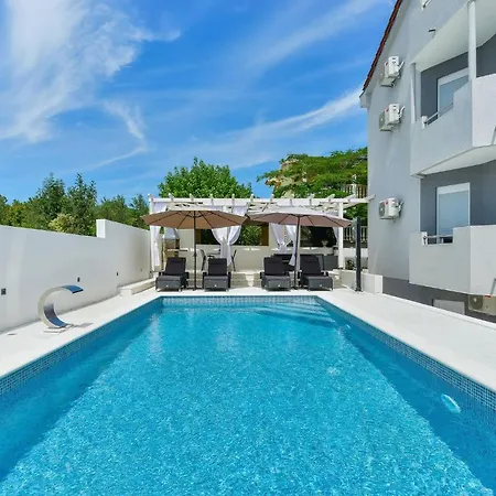 Holiday House Viktoria With Pool For 14 People * 야세니스