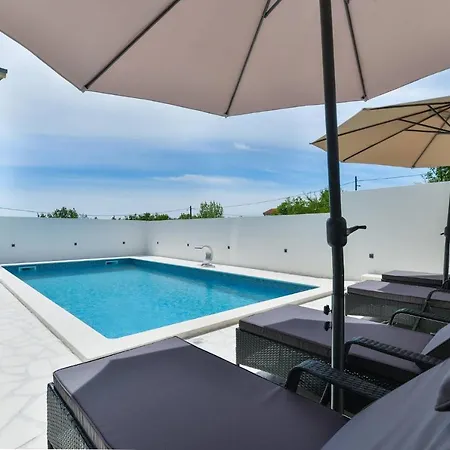 Holiday House Viktoria With Pool For 14 People *