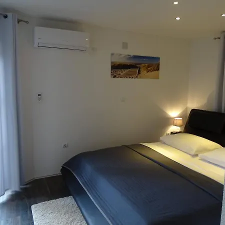 Holiday House Viktoria With Pool For 14 People 빌라