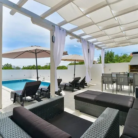 빌라 Holiday House Viktoria With Pool For 14 People *