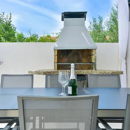 빌라 Holiday House Viktoria With Pool For 14 People *