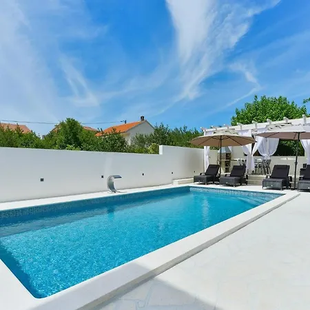 빌라 Holiday House Viktoria With Pool For 14 People 야세니스