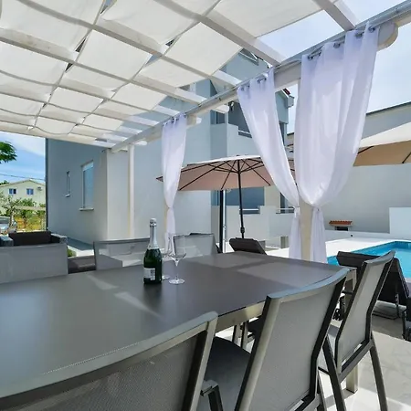 Holiday House Viktoria With Pool For 14 People 빌라 야세니스